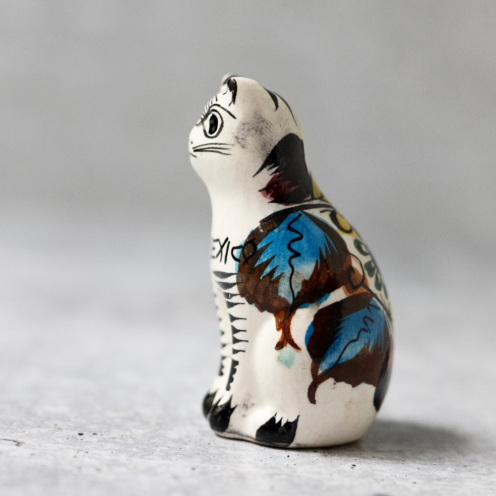 Small Tonala pottery style cat vintage white blue black Aeromexico Mexico 3.25"